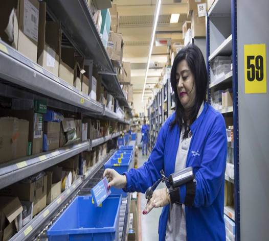 Una trabajadora de Alliance Healthcare España, en el almacén logístico de la compañía en Villanueva de Gállego.